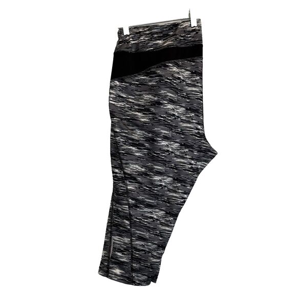 TEK GEAR Women's 2X (39x20) DRYTEK High-Waisted Capri Leggings, Gray/Black/White - Picture 8 of 16